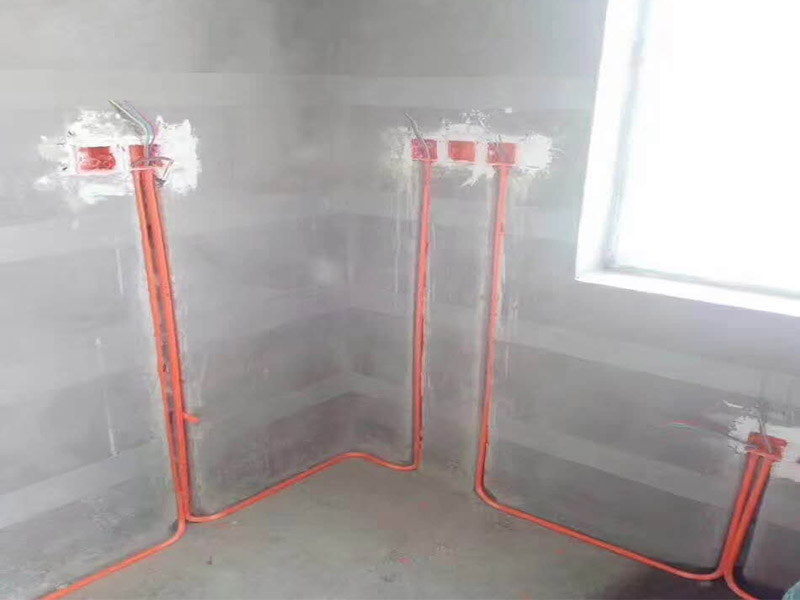 水電線路安裝方案：首先要根據(jù)裝設計圖紙對房屋進行部分的改造,如對某些墻體的砸除,對某些部位的修改。管道開槽,管道開槽包括兩部分,一是水管管道開槽,二是電信線路開槽。特別要注意的是, 要將強電與弱電,開關、空調插座與電器插座分開走線,且注意開關插座底合安裝時必須水平垂直,這樣使后面的面板安裝會更平整。