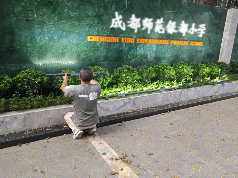 外墻修補(bǔ)及燈具安裝：射燈一般是安裝在踢腳線里，這樣即不占用家庭的其他位置，又能達(dá)到美觀的效果，將踢腳線的射燈打開(kāi)后，就會(huì)感覺(jué)自己置身燈光的舞臺(tái)，很唯美，還能烘托氣氛。射燈屬于高聚光的燈具，一般是起到強(qiáng)調(diào)或者突出某樣物品的作用，可以起到烘托的作用，使人觀賞的人有眼前為之一亮的感覺(jué)。并將整個(gè)空間的亮點(diǎn)都能夠清晰的展現(xiàn)在住戶面前，營(yíng)造出高端、大氣。
