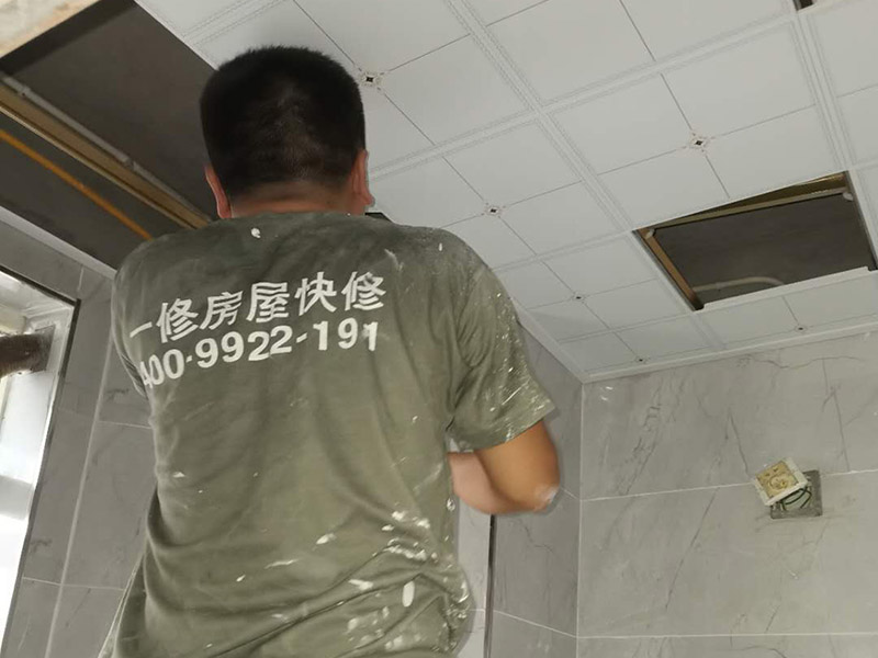 衛(wèi)生間吊頂安裝：吊頂安裝的第一個步驟就是邊角線安裝了。邊角線的安裝是為了確定吊頂?shù)陌惭b高度和安裝水平，也是為了接下來的龍骨安裝做鋪墊，方便后續(xù)的工作。在吊頂?shù)陌惭b中，有六根螺桿將會承擔(dān)起整個吊頂?shù)闹亓俊Ｔ诎惭b螺桿時，我們要注意安裝師傅是不是在不影響電器安裝的情況下打的孔。龍骨安裝可以說是吊頂安裝中最為重要的一部分了。因為龍骨是整個吊頂扣板的承重物，也是做造型的關(guān)鍵。扣板就是我們抬頭，能看到的吊頂?shù)牟糠至??？郯逶邶埞前惭b好、電器口預(yù)留好了之后就可以進(jìn)行安裝。安裝扣板時，安裝師傅會按照扣板四邊的膜上的箭頭方向來進(jìn)行安裝。一般來說，第一排的扣板會用美工刀做一些切割，這樣才會既美觀又堆成。切割口也會對著墻面，不會露出來。