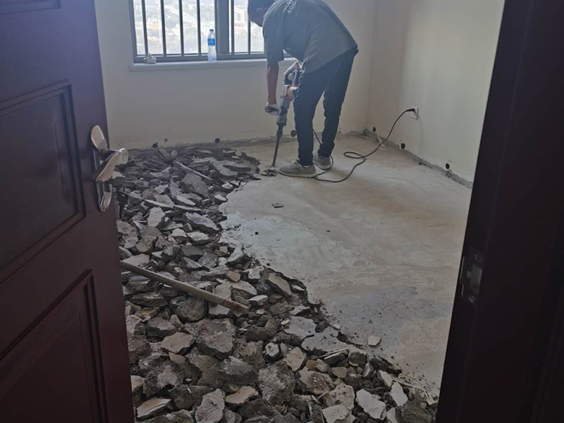 地磚拆除重貼瓷磚：1、混凝土地面應將基層鑿毛，鑿毛深度5~10毫米，鑿毛痕的間距為30毫米左右。之后，清凈浮灰，砂漿、油漬，產散水刷少將地面。 2、鋪貼前應彈好線，在地面彈出與門道口成直角的基準線，彈線應從門口開始，以保證進口處為整磚，非整磚置于陰角或家具下面，彈線應彈出縱橫定位控制線。 3、鋪貼陶瓷地面磚前，應先將陶瓷地面磚浸泡陰干。 4、鋪貼時，水泥砂漿應飽滿地抹在陶瓷地面磚背面，鋪貼后用橡皮棰敲實。同時，用水平尺檢查校正，擦凈表面水泥砂漿。 5、鋪貼完2~3小時后，用白水泥擦縫，縫要填充密實，平整光滑。