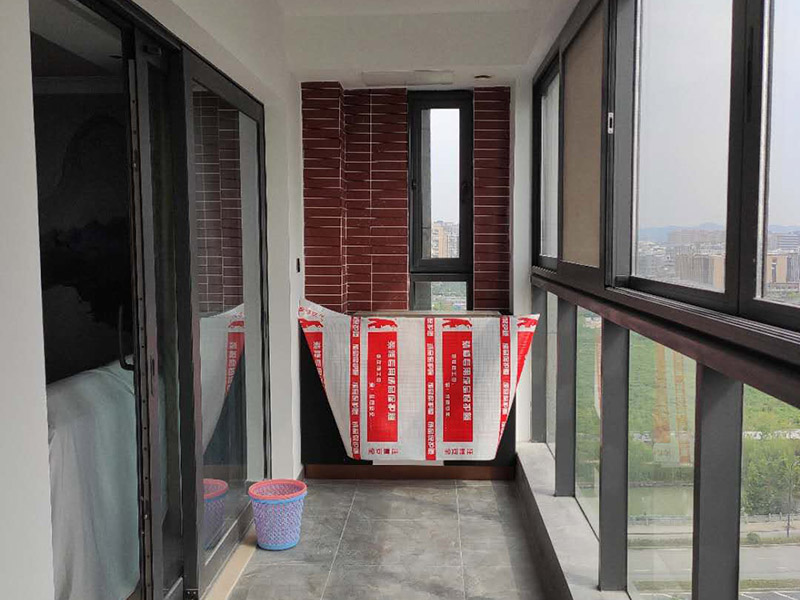 陽(yáng)臺(tái)家具安裝：安裝地柜：將安置地柜的位置打掃干凈，把組裝好的地柜擺放到合適的位置，（有的櫥柜需要安裝地腳，那么在地柜柜體組裝好之后，翻轉(zhuǎn)過(guò)來(lái)，底板上已經(jīng)預(yù)先打了安裝孔，將地腳配件套上去，然后用螺絲釘固定住，最后將地腳桿擰緊。