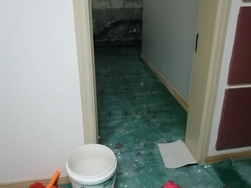 地面保護(hù)措施：入戶門的保護(hù) 各種裝修物料的進(jìn)場以及各種建筑裝修的清理，都會經(jīng)過入戶門，這些物品在搬運(yùn)的過程中，與入戶門發(fā)生磕碰、摩擦的機(jī)率大大增加，所以，第一個(gè)需要做好成品保護(hù)的地方就是我們的入戶門。建議：在裝修開工前直到家具進(jìn)場期間，都需要對入戶門進(jìn)行保護(hù)！對于這一點(diǎn)，可以使用成品保護(hù)膜將門包裹。