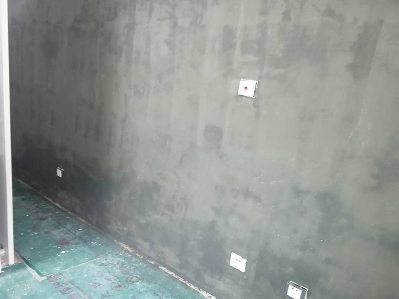 墻面膩?zhàn)隅P除翻新:在墻面翻新之前，一定要注意，必須把原來(lái)的膩?zhàn)尤跨P掉，露出最里面的水泥層，不過(guò)如果墻面出現(xiàn)大面積的空鼓、粉化現(xiàn)象，建議鏟除到磚層，這樣做雖然耗時(shí)耗力，但是能確保翻新之后的墻面耐用美觀。鏟過(guò)墻皮后需要批刮膩?zhàn)?，?dāng)然，選擇顆粒細(xì)度較高和質(zhì)地較硬的膩?zhàn)幼詈貌贿^(guò)，而且在膩?zhàn)又屑尤氚兹槟z還可以提高其硬度，然后我們檢查一下裂縫，出現(xiàn)裂縫可以用牛皮紙袋和白乳膠貼在裂縫上，在墻面找平時(shí)，一般用石膏對(duì)表面進(jìn)行修補(bǔ)并用砂紙打磨。一般老房子容易出現(xiàn)墻面發(fā)霉的狀況，尤其是潮濕氣候的地方更為嚴(yán)重，這時(shí)候在翻新時(shí)，做好防潮處理就顯得很重要了，在做衛(wèi)生間和廚房的墻面防潮處理的時(shí)候，一定要注意與防水區(qū)分開(kāi)來(lái)，而且防潮應(yīng)該在墻面的水泥基面上做，不然是沒(méi)有效果的。