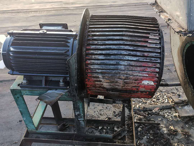 風(fēng)機(jī)電機(jī)翻新:更換風(fēng)機(jī)皮帶前應(yīng)先拉閘斷電，待風(fēng)機(jī)停穩(wěn)后再進(jìn)行操作。更換皮帶需兩人進(jìn)行作業(yè)，并保持現(xiàn)場(chǎng)有一定的光照強(qiáng)度。松動(dòng)靠近電機(jī)風(fēng)輪側(cè)的調(diào)節(jié)頂絲的固定裝置，調(diào)節(jié)電機(jī)表冷器側(cè)的調(diào)節(jié)頂絲 ，盡量減小風(fēng)機(jī)皮帶輪與電機(jī)皮帶輪之間的間距（如果一次調(diào)節(jié)皮帶輪之間的間距不夠小，可向前移動(dòng)電機(jī)表冷器側(cè)的調(diào)節(jié)裝置，繼續(xù)調(diào)節(jié)，直到合適為止）。