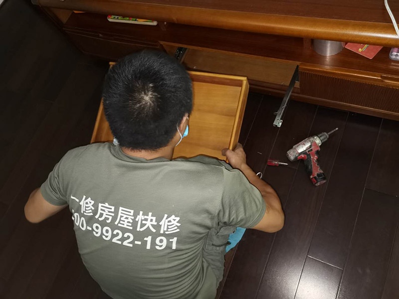家具維修施工：將502膠水倒與家具損壞的位置，趕快用砂紙快速打磨，以防膠水風(fēng)干，在家具表面形成疙瘩。首先確定損壞的家具是什么顏色，然后選擇相近的顏色，配合稀釋劑在舊報(bào)紙上研磨均勻，然后在損壞家具的表面進(jìn)行上色，需要一層層覆蓋，切記把已經(jīng)上好的顏色再次的蹭掉。然后拋光是為了增加亮度保護(hù)漆面，用綠色三谷公司調(diào)配的稀釋劑是越擦越亮的