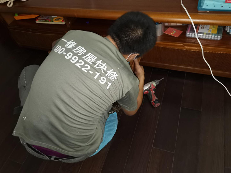 家具維修施工：將502膠水倒與家具損壞的位置，趕快用砂紙快速打磨，以防膠水風(fēng)干，在家具表面形成疙瘩。首先確定損壞的家具是什么顏色，然后選擇相近的顏色，配合稀釋劑在舊報(bào)紙上研磨均勻，然后在損壞家具的表面進(jìn)行上色，需要一層層覆蓋，切記把已經(jīng)上好的顏色再次的蹭掉。然后拋光是為了增加亮度保護(hù)漆面，用綠色三谷公司調(diào)配的稀釋劑是越擦越亮的