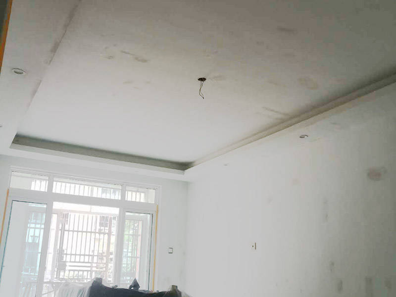 墻壁翻新裝修：首先在做翻新的時(shí)候一定要把之前的墻面給處理干凈，粉化嚴(yán)重的一定要鏟除干凈。由于之前的墻面有刷過油漆和乳膠漆，所在做完鏟除后一定要做打磨處理，將原來墻體上的結(jié)實(shí)的表皮及浮沉全部清理掉，如果說墻體出現(xiàn)小部分的凹陷以及裂縫的話可以用膩?zhàn)由晕⑻钛a(bǔ)一下。清理干凈的墻面一定要刷一道底漆，墻面底漆的主要作用就是抗堿防潮、封固基材、保護(hù)面漆、提高面漆的質(zhì)量以及遮蓋力。上面漆之前要裝油漆按照漆桶的說明配比及涂刷，要準(zhǔn)備足夠的量，保證顏色的相同，不要因?yàn)榱可偃绷亢髞磉M(jìn)行后補(bǔ)，這樣很容易發(fā)生色差的問題。刷面漆時(shí)要選擇質(zhì)量好的刷漆滾筒，這樣刷出來的質(zhì)地才會(huì)更加的均勻好看。