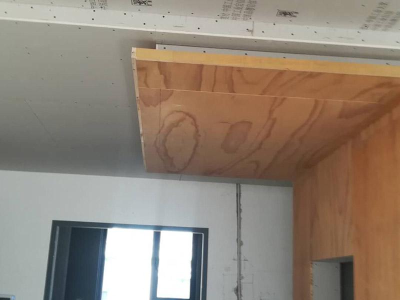 餐廳造型設計：餐廳口造型裝飾，應注意與廚房內(nèi)的設施相協(xié)調(diào);設置在客廳中的餐廳裝飾，應注意與客廳的功能和格調(diào)相統(tǒng)一。餐廳的色彩應以明  快為主，明快的顏色能讓人感覺到和煦的溫暖，同時還能增加食欲，所以在餐廳裝修時，我們不妨多運用一些橙色系，黃色系的色快，容易讓人有眼前一亮的感覺。  不過裝修過的人都知道，如果所有采用亮色，無疑會讓空間顯得狹小而逼仄，所以在使用亮色時，也要適當?shù)挠靡恍├渖{(diào)來加以補充。