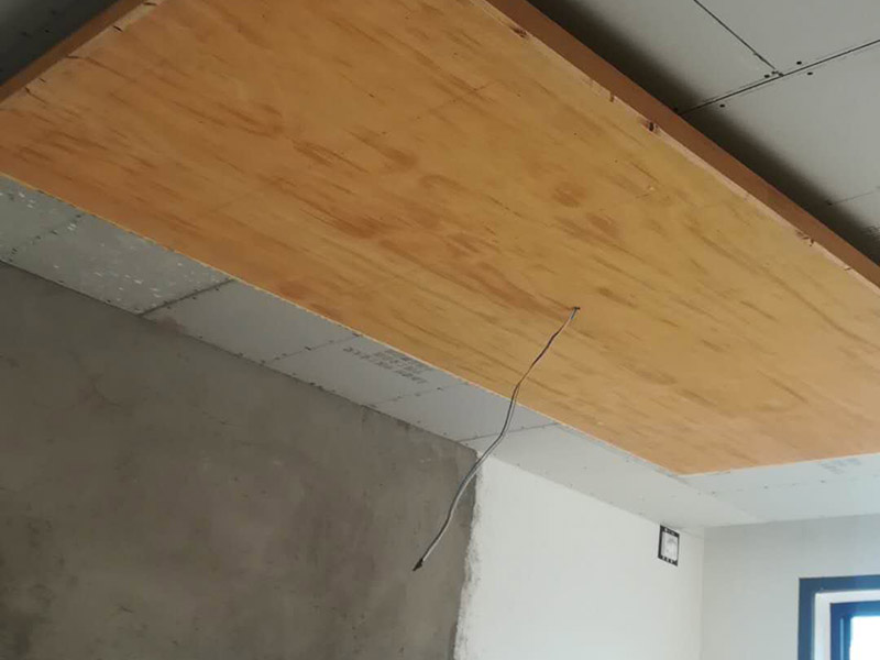 餐廳造型設計：餐廳口造型裝飾，應注意與廚房內(nèi)的設施相協(xié)調(diào);設置在客廳中的餐廳裝飾，應注意與客廳的功能和格調(diào)相統(tǒng)一。餐廳的色彩應以明  快為主，明快的顏色能讓人感覺到和煦的溫暖，同時還能增加食欲，所以在餐廳裝修時，我們不妨多運用一些橙色系，黃色系的色快，容易讓人有眼前一亮的感覺。  不過裝修過的人都知道，如果所有采用亮色，無疑會讓空間顯得狹小而逼仄，所以在使用亮色時，也要適當?shù)挠靡恍├渖{(diào)來加以補充。