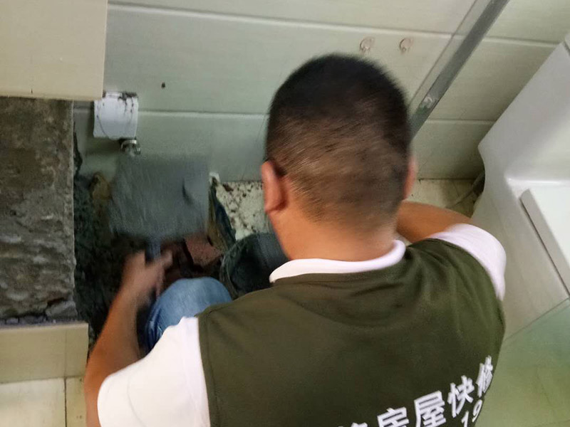 衛(wèi)生間瓷磚修補(bǔ)：1、把瓷磚脫落地方的舊水泥清干凈。 2、把瓷磚泡幾分鐘，再拿水泥浸到和豆油一樣的程度。 3、把瓷磚拿出來把表面上的水晾干，然后把水泥均勻涂在瓷磚上 （厚度和原來的水泥漿差不多就行） 4 、用木頭敲平就行。 墻面瓷磚一旦脫落，首先要檢查原因。通常情況下，如果脫落的墻磚水泥砂漿層與墻面之間很牢固，那么就將四周松動(dòng)的墻磚也一同起下來，與原先脫落的磚一起修補(bǔ)。