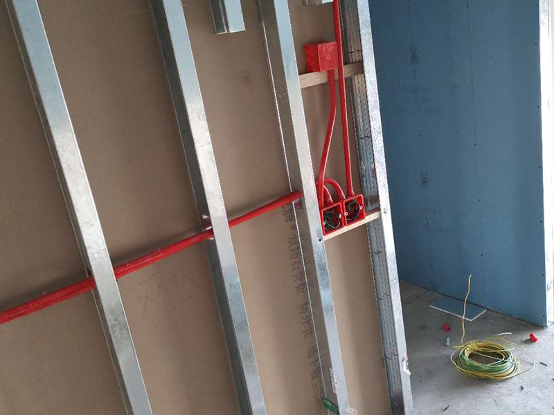 隔斷電路布線安裝:首先要根據(jù) 你對電的用途進(jìn)行電路定位，比如，哪里要開關(guān)、哪里要插座、哪里要燈等電工會根據(jù)你的要求進(jìn)行定位。定位完成后，電工根據(jù)定位和電路走向，開布線槽，線路槽很有講究，要橫平豎直，不過，規(guī)范的做法，不允許開橫槽，因為會影響墻的承受力。強(qiáng)弱電的間距要在30-50公分，因為強(qiáng)電會干擾你的電視和電話；強(qiáng)弱電更不能同穿一根管內(nèi)；線管如果需要連接，要用接頭，接頭和管要用膠粘好；等等。