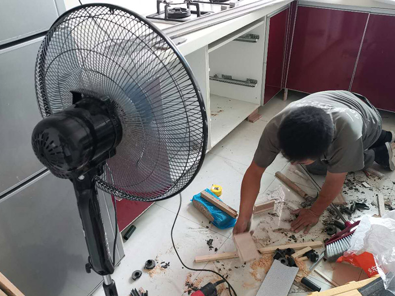 廚房櫥柜門安裝維修：先要固定好頂軌，軌道前飾面與柜櫥表面在同一平面，上下軌平放在預(yù)留位置;然后把兩扇門裝入軌道內(nèi)，使用水平尺或直尺測(cè)量門體垂直度，調(diào)整上下軌位置并固定好;再次檢查門體是不是與兩側(cè)平行，我們可以通過調(diào)節(jié)底輪來調(diào)節(jié)門體，達(dá)到邊框與兩側(cè)水平;最后將防跳裝置固定好。