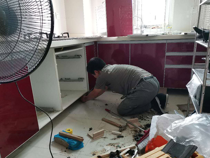 廚房櫥柜門安裝維修：先要固定好頂軌，軌道前飾面與柜櫥表面在同一平面，上下軌平放在預(yù)留位置;然后把兩扇門裝入軌道內(nèi)，使用水平尺或直尺測(cè)量門體垂直度，調(diào)整上下軌位置并固定好;再次檢查門體是不是與兩側(cè)平行，我們可以通過調(diào)節(jié)底輪來調(diào)節(jié)門體，達(dá)到邊框與兩側(cè)水平;最后將防跳裝置固定好。