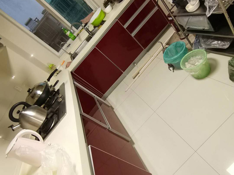 廚房櫥柜門安裝維修：先要固定好頂軌，軌道前飾面與柜櫥表面在同一平面，上下軌平放在預(yù)留位置;然后把兩扇門裝入軌道內(nèi)，使用水平尺或直尺測(cè)量門體垂直度，調(diào)整上下軌位置并固定好;再次檢查門體是不是與兩側(cè)平行，我們可以通過調(diào)節(jié)底輪來調(diào)節(jié)門體，達(dá)到邊框與兩側(cè)水平;最后將防跳裝置固定好。