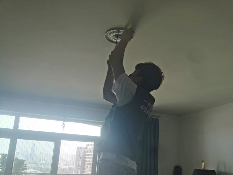 燈具安裝維修：打孔前確定安裝燈具的地方是橡膠板還是樓板，如果是帶孔的樓板，那么在打孔前注意選點，不要把孔打在樓板空的部位，否則安裝的燈具會不牢固；如果是橡膠板，只需量好尺寸即可。 燈要裝在正中央。如果是在客廳裝燈，可以通過借助電視機(jī)的中心點來確定燈具的安裝位置。 安裝燈具前必須依照安裝圖清點各種配件。配件缺失或是不吻合就無法安裝。 安裝時先確認(rèn)墻內(nèi)預(yù)埋的電線線路走向，不能在安裝時打到電線。一旦碰到線路，不僅無法順利安裝，還要對線路進(jìn)行維修。 安裝前檢查線路是否正常。