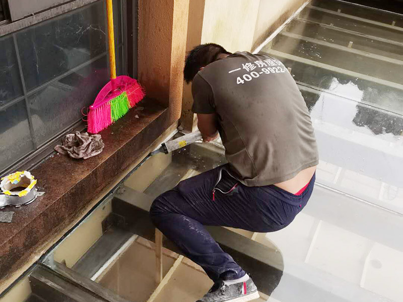 屋頂防水打膠案例：不少建筑新建成就滲漏，老建筑的滲漏現(xiàn)象更嚴(yán)重。第一步：把玻璃的邊清理干凈。把玻璃固定到位。在玻璃邊緣3mm處貼美文紙。第二步：用結(jié)構(gòu)膠往縫里填到60％。第三步：用和縫大小的泡抹棒往里壓填充，把膠往玻璃與型材的縫里擠。第四步：填充耐候密封膠，用刮刀來回30度角度刮2遍。缺膠的補(bǔ)上。30分內(nèi)把紙揭掉。