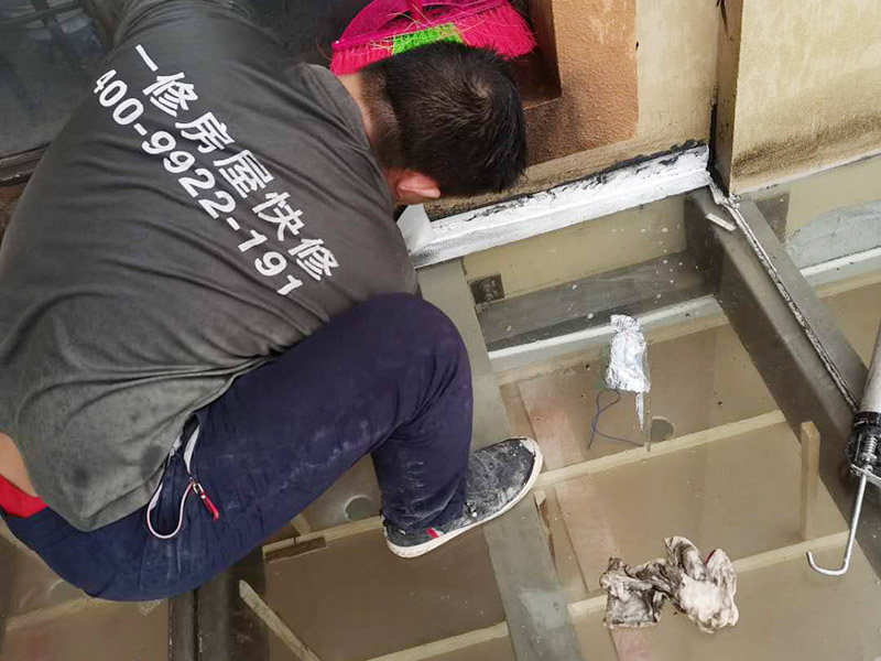 屋頂防水打膠案例：不少建筑新建成就滲漏，老建筑的滲漏現(xiàn)象更嚴(yán)重。第一步：把玻璃的邊清理干凈。把玻璃固定到位。在玻璃邊緣3mm處貼美文紙。第二步：用結(jié)構(gòu)膠往縫里填到60％。第三步：用和縫大小的泡抹棒往里壓填充，把膠往玻璃與型材的縫里擠。第四步：填充耐候密封膠，用刮刀來回30度角度刮2遍。缺膠的補(bǔ)上。30分內(nèi)把紙揭掉。