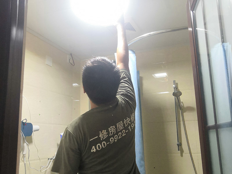 衛(wèi)生間局部改造:衛(wèi)生間的排水管道盡量不要做大的改動(dòng)，換掉出現(xiàn)問(wèn)題的管道，水壓不夠的老房子，可以加增壓泵，泵的大小根據(jù)水壓的大小而定。電路的改造一般是衛(wèi)生間翻新的重頭戲，多年以前的線路最好全部換新，需要的更多插座位置要做好預(yù)留，比如智能馬桶。線路盡可能的掩藏，不能掩藏的用防水性好的絕緣管道包起來(lái)。 新電器的安裝也要選擇防水性較好的產(chǎn)品，如衛(wèi)生間的電源開(kāi)關(guān)、插座等。衛(wèi)生間的吊頂幾乎需要全部重新做安排。最好采用鋁扣板的吊頂，不要選擇PVC的吊頂材料，容易使水蒸氣凝結(jié)下滴。坐便器最好不要改動(dòng)位置，整棟樓的坐便器都在同一個(gè)下水道。改動(dòng)不當(dāng)，即便抬高坐便器的位置，仍有可能導(dǎo)致通水不暢。小移位用移位器。