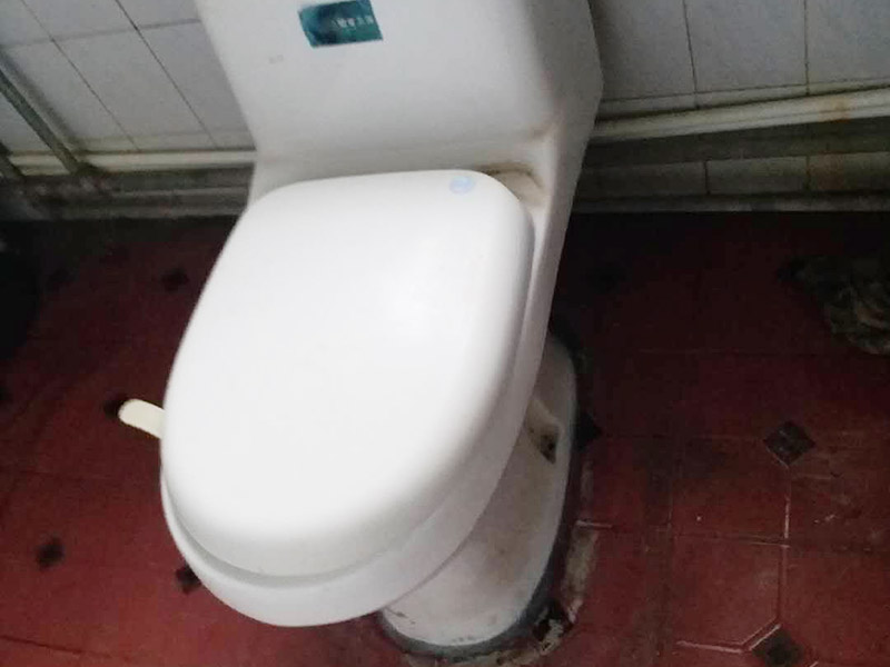 馬桶角閥重新安裝：在安裝馬桶前應先對排污管道進行全面檢查，看管道內(nèi)是否有泥砂、廢紙等雜物堵塞，同時檢查馬桶安裝位的地面前后左右是否水平，如發(fā)現(xiàn)地面不平，在安裝時應將地面找平。翻轉(zhuǎn)馬桶，在馬桶排污口上確定中心，并劃出十字中心線，中心線應延伸到馬桶底部四周腳邊。將馬桶上的與地面排污口的十字線對準，保持水平安裝馬桶，并用力壓緊密封圈，安裝上地腳螺絲及裝飾帽。在馬桶排污口上安裝好專用密封圈，或在四周打上一圈玻璃膠（油灰）或水泥砂漿，放水3-5分鐘沖洗管道，以保證自來水管的清潔；再安裝角閥和連接軟管，然后將軟管與安裝的水箱配件進水閥連接并按通水源。