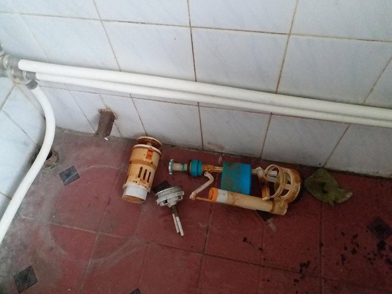 馬桶角閥重新安裝：在安裝馬桶前應先對排污管道進行全面檢查，看管道內(nèi)是否有泥砂、廢紙等雜物堵塞，同時檢查馬桶安裝位的地面前后左右是否水平，如發(fā)現(xiàn)地面不平，在安裝時應將地面找平。翻轉(zhuǎn)馬桶，在馬桶排污口上確定中心，并劃出十字中心線，中心線應延伸到馬桶底部四周腳邊。將馬桶上的與地面排污口的十字線對準，保持水平安裝馬桶，并用力壓緊密封圈，安裝上地腳螺絲及裝飾帽。在馬桶排污口上安裝好專用密封圈，或在四周打上一圈玻璃膠（油灰）或水泥砂漿，放水3-5分鐘沖洗管道，以保證自來水管的清潔；再安裝角閥和連接軟管，然后將軟管與安裝的水箱配件進水閥連接并按通水源。