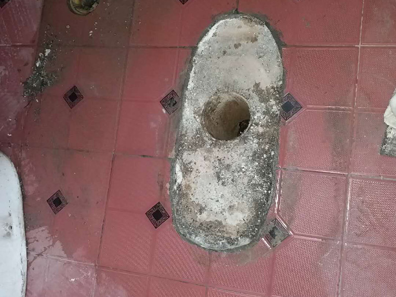 馬桶角閥重新安裝：在安裝馬桶前應先對排污管道進行全面檢查，看管道內(nèi)是否有泥砂、廢紙等雜物堵塞，同時檢查馬桶安裝位的地面前后左右是否水平，如發(fā)現(xiàn)地面不平，在安裝時應將地面找平。翻轉(zhuǎn)馬桶，在馬桶排污口上確定中心，并劃出十字中心線，中心線應延伸到馬桶底部四周腳邊。將馬桶上的與地面排污口的十字線對準，保持水平安裝馬桶，并用力壓緊密封圈，安裝上地腳螺絲及裝飾帽。在馬桶排污口上安裝好專用密封圈，或在四周打上一圈玻璃膠（油灰）或水泥砂漿，放水3-5分鐘沖洗管道，以保證自來水管的清潔；再安裝角閥和連接軟管，然后將軟管與安裝的水箱配件進水閥連接并按通水源。