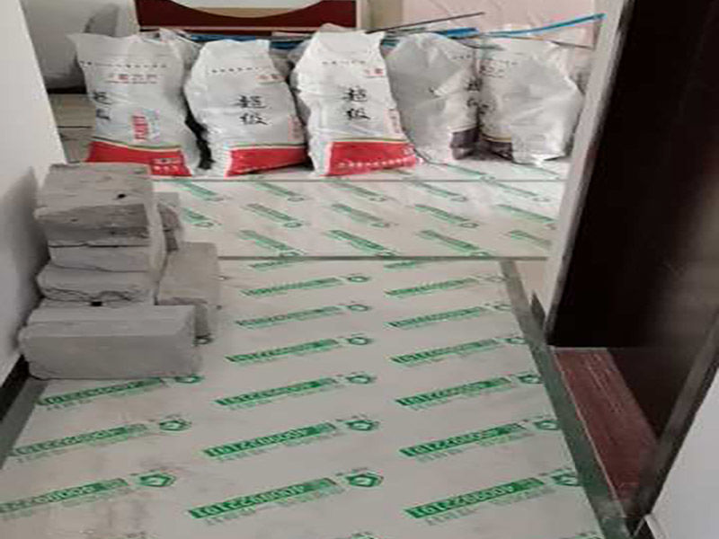 地面成品保護(hù)：滿鋪成品瓦楞紙板，再用干凈彩條布滿鋪在普通石膏板上，在彩條布交接處及轉(zhuǎn)角處用膠帶固定，也可選用木芯板或三夾板。材料選用視上人、車情況而定。 所有成品飾面板在安裝好后必須用PE保護(hù)膜覆蓋包起來(lái)，所有成品飾面板的陽(yáng)角位必須用硬質(zhì)紙護(hù)角或泡沫棉進(jìn)行保護(hù)性包裝，防止交被其他施工人員碰撞。 1、入戶門扇用公司統(tǒng)一的門貼進(jìn)行全面包裹保護(hù)，用透明膠帶將保護(hù)膜粘貼牢固平整。 2、用標(biāo)準(zhǔn)保護(hù)膜將門框三面保護(hù)完整并固定牢固。 3、工程完工后拆除保護(hù)膜時(shí)如果有粘貼時(shí)的膠痕，應(yīng)用酒精或?qū)Ｓ玫那逦蹌┣宄z。