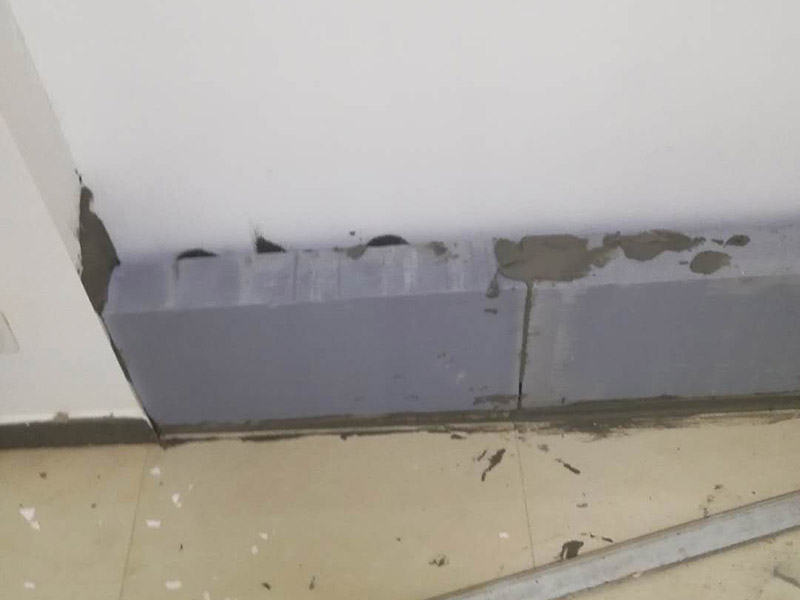 砌磚封門洞維修：裝修中封門洞就是在門上方有一個長方形的窗口，把那個封起來就是封門洞　　 老式房屋的門上方都帶氣窗，門洞總高度都在2.4-2.5m，而現(xiàn)在裝修門洞高度只留到2.1m左右，還有近40cm的高度的空洞需要封堵，這就叫門洞封堵?！　?裝修封門洞的方法一般都用石膏板，但能代替石膏板的材料也有很多。還有用紅磚砌
