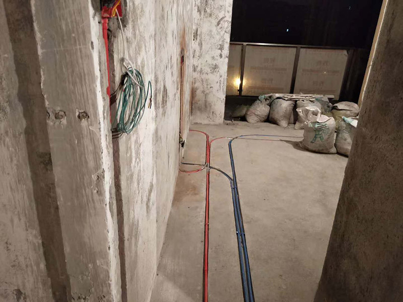 電路布線安裝：首先要根據(jù) 你對電的用途進行電路定位，定位完成后，電工根據(jù)定位和電路走向，開布線槽，線路槽很有講究，要橫平豎直，不過，規(guī)范的做法，不允許開橫槽，因為會影響墻的承受力。布線一般采用線管暗埋的方式。線管有冷彎管和PVC管兩種，冷彎管可以彎曲而不斷裂，是布線的最好選擇，因為它的轉(zhuǎn)角是有弧度的，線可以隨時更換，而不用開墻。