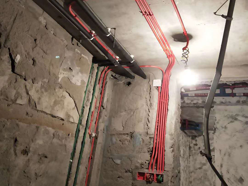電路布線安裝：首先要根據(jù) 你對電的用途進行電路定位，定位完成后，電工根據(jù)定位和電路走向，開布線槽，線路槽很有講究，要橫平豎直，不過，規(guī)范的做法，不允許開橫槽，因為會影響墻的承受力。布線一般采用線管暗埋的方式。線管有冷彎管和PVC管兩種，冷彎管可以彎曲而不斷裂，是布線的最好選擇，因為它的轉(zhuǎn)角是有弧度的，線可以隨時更換，而不用開墻。