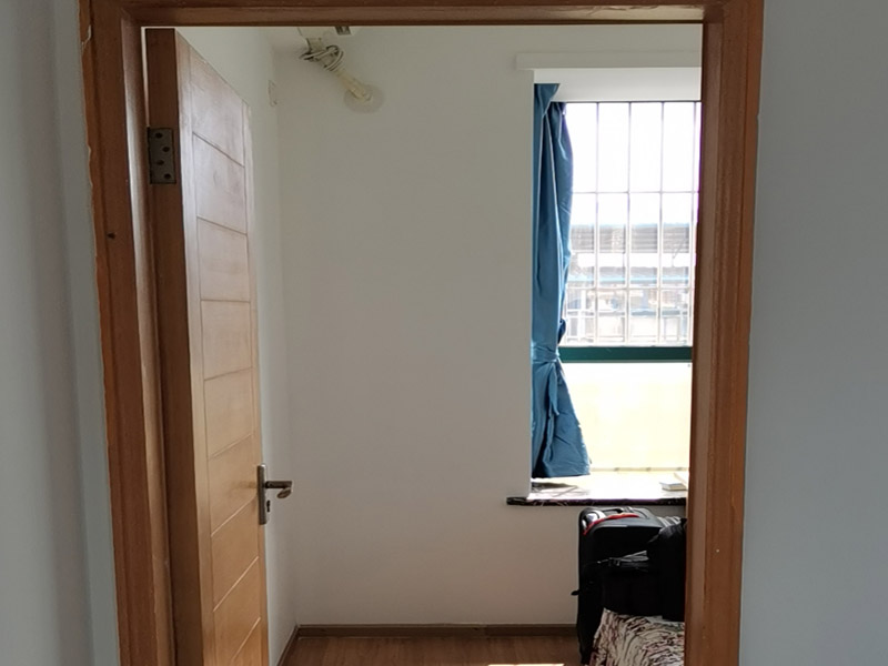 墻面翻新裝修:首先在做翻新的時候一定要把之前的墻面給處理干凈，粉化嚴(yán)重的一定要鏟除干凈。由于之前的墻面有刷過油漆和乳膠漆，所在做完鏟除后一定要做打磨處理，將原來墻體上的結(jié)實的表皮及浮沉全部清理掉，如果說墻體出現(xiàn)小部分的凹陷以及裂縫的話可以用膩子稍微填補一下。清理干凈的墻面一定要刷一道底漆，墻面底漆的主要作用就是抗堿防潮、封固基材、保護面漆、提高面漆的質(zhì)量以及遮蓋力。 在修補的過程中要是沒有做到全面，并且上漆過程已經(jīng)做了的話那就會顯得相當(dāng)?shù)穆闊?，上漆工程完成后的話再對沒有修補到的地方進行修補的話就會很難達到預(yù)想效果，最大的問題就是會導(dǎo)致色差的問題，所以在修補的時候一定要做到仔細、全面，不要為后面的工程造成負擔(dān)。