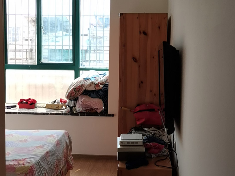 墻面翻新裝修:首先在做翻新的時候一定要把之前的墻面給處理干凈，粉化嚴(yán)重的一定要鏟除干凈。由于之前的墻面有刷過油漆和乳膠漆，所在做完鏟除后一定要做打磨處理，將原來墻體上的結(jié)實的表皮及浮沉全部清理掉，如果說墻體出現(xiàn)小部分的凹陷以及裂縫的話可以用膩子稍微填補一下。清理干凈的墻面一定要刷一道底漆，墻面底漆的主要作用就是抗堿防潮、封固基材、保護面漆、提高面漆的質(zhì)量以及遮蓋力。 在修補的過程中要是沒有做到全面，并且上漆過程已經(jīng)做了的話那就會顯得相當(dāng)?shù)穆闊掀峁こ掏瓿珊蟮脑捲賹]有修補到的地方進行修補的話就會很難達到預(yù)想效果，最大的問題就是會導(dǎo)致色差的問題，所以在修補的時候一定要做到仔細、全面，不要為后面的工程造成負擔(dān)。