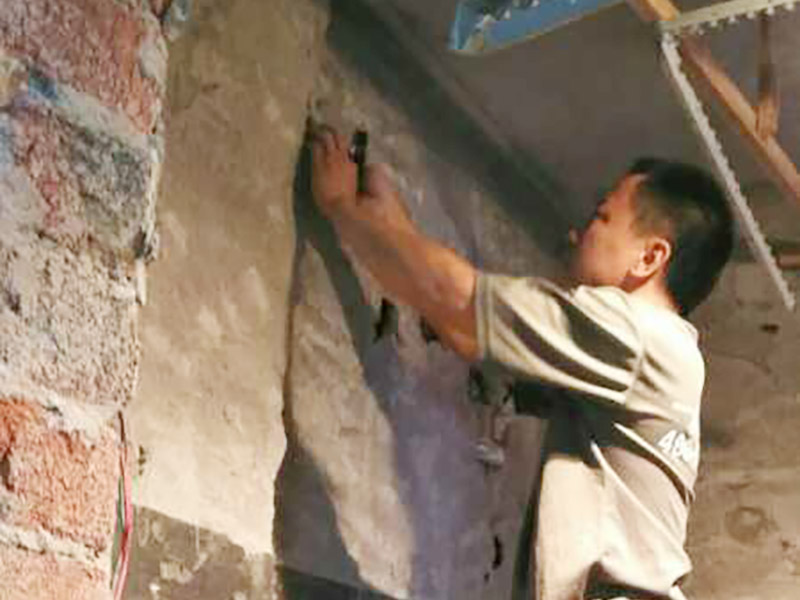 衛(wèi)生間水電改造：既然是改造，肯定是對衛(wèi)生間的格局或是衛(wèi)浴設(shè)施、地磚、墻磚等地方不滿意，但在改造之前你需要將這些不滿意的地方進行拆除，且拆除之后的垃圾也要及時清理，避免阻礙施工進程。將不需要或是不滿意的地方進行拆除后，留下的成品需要進行施工保護，防止磕碰到，還可防止被上面的重物或是棱角碰壞。水電改造可謂是改造衛(wèi)生間的重點，衛(wèi)生間原有的水電路管線往往有許多不合理的布局，所以在改造過程中要對原有的水電路進行徹查，看是否存在銹蝕、老化等情況，若有，則需要更換新的電路、水路，如果線路良好，且沒有多大的問題，則只需要添加刪減線路就可以了。同時在改造的時候最好能做到以后維修和保養(yǎng)都比較方便，然后將其做好隱蔽處理。