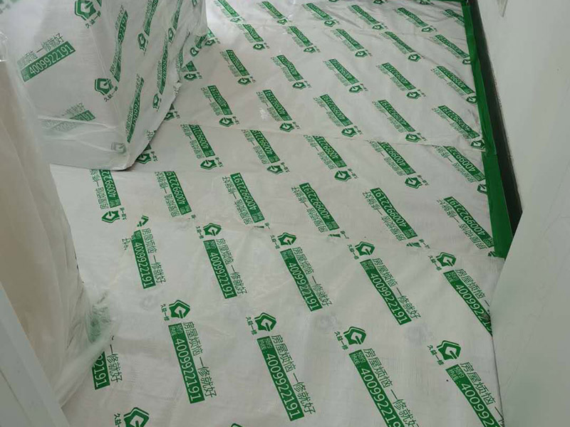 全屋家具成品保護:滿鋪成品瓦楞紙板，再用干凈彩條布滿鋪在普通石膏板上，在彩條布交接處及轉(zhuǎn)角處用膠帶固定，也可選用木芯板或三夾板。材料選用視上人、車情況而定。 用原門框保護膜，或者多層板或密度板，報紙，美紋紙保護。