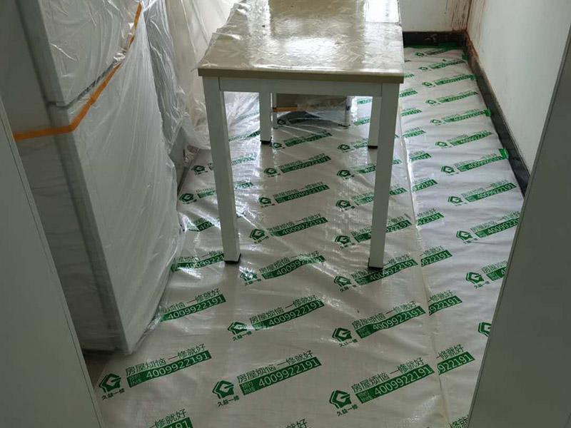 全屋家具成品保護:滿鋪成品瓦楞紙板，再用干凈彩條布滿鋪在普通石膏板上，在彩條布交接處及轉(zhuǎn)角處用膠帶固定，也可選用木芯板或三夾板。材料選用視上人、車情況而定。 用原門框保護膜，或者多層板或密度板，報紙，美紋紙保護。