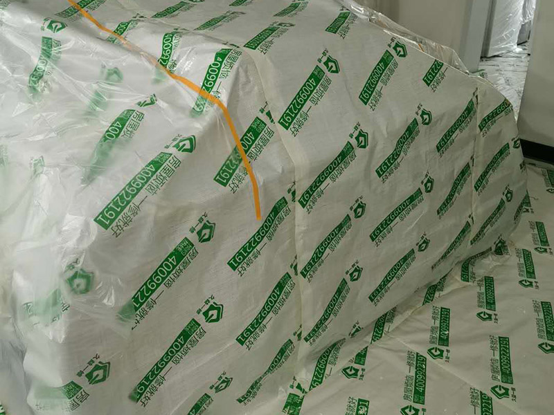 全屋家具成品保護:滿鋪成品瓦楞紙板，再用干凈彩條布滿鋪在普通石膏板上，在彩條布交接處及轉(zhuǎn)角處用膠帶固定，也可選用木芯板或三夾板。材料選用視上人、車情況而定。 用原門框保護膜，或者多層板或密度板，報紙，美紋紙保護。