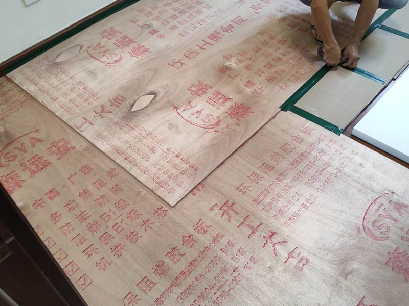 地板保護施工: 在進行家居裝修的過程中，首先完成的就是地面的鋪設。因此，我們在進行其余施工時一定要注意對剛鋪好的地板進行保護。而在裝修時灰塵是一定避免不了的，為了防止嶄新的地板被沾染灰塵以及施工團隊人員等的腳印，最好先在地板上鋪一層防塵布等作為保護膜。除此之外，還是要在一天裝修結束后的時間里對防塵布等進行灰塵的清除和家居保養(yǎng)工作，特別是灰塵堆積過厚的地方，以免將來裝修結束后因為灰塵過多清理時意外污染地板。
