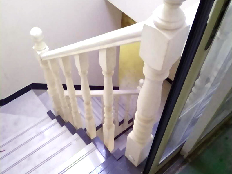 木門打磨翻新：1、卸下把手等裝飾品：把木門上面的把手等裝飾品都卸下來，防止下一步作業(yè)時(shí)劃傷手，也有利于均勻涂刷木門油漆。 2、打磨：用粗砂紙把需要刷油漆的地方都打磨一遍，注意轉(zhuǎn)角的地方不要打磨的太厲害，保持木門原來的形狀。用布沾水，弄成半濕狀，把剛打磨完的木門上的粉末都擦干凈。拿細(xì)砂紙?jiān)僦匦麓蚰ヒ槐?，同樣要注意轉(zhuǎn)角處。再用沾水布把粉末清理干凈。 3、刷木門油漆：取油漆、刷子，開油漆蓋。把刷子在油漆桶里沾一下，一次不要沾太多的漆。刷漆的規(guī)則是從上到下，從左到右。注意轉(zhuǎn)角及隱藏處也要刷上漆。