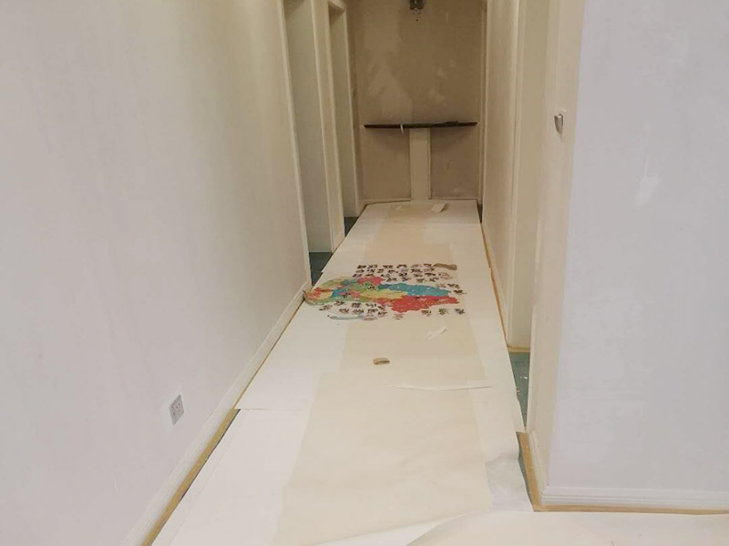 全屋舊墻紙撕除案例：1：在墻面頂部選一塊不顯眼的角落，用美工刀的刀尖將墻紙掀起。2：盡量貼近墻面，捏住墻紙的一角，試著將其從墻面上揭下。朝著自己的方向?qū)垊冸x墻面，這樣更容易揭下墻紙。 用美工刀、剃刀片或墻紙刮刀(一種專用工具，在墻紙店可以買到)，沿水平方向?qū)⑴f墻紙割開，讓溫肥皂水或墻紙剝除劑滲到墻紙的后面，軟化粘合劑，然后就可以從石膏墻上撕除或刮除墻紙了。如要噴涂墻紙剝除劑，需戴上粉刷工面罩，以免吸入化學氣體。