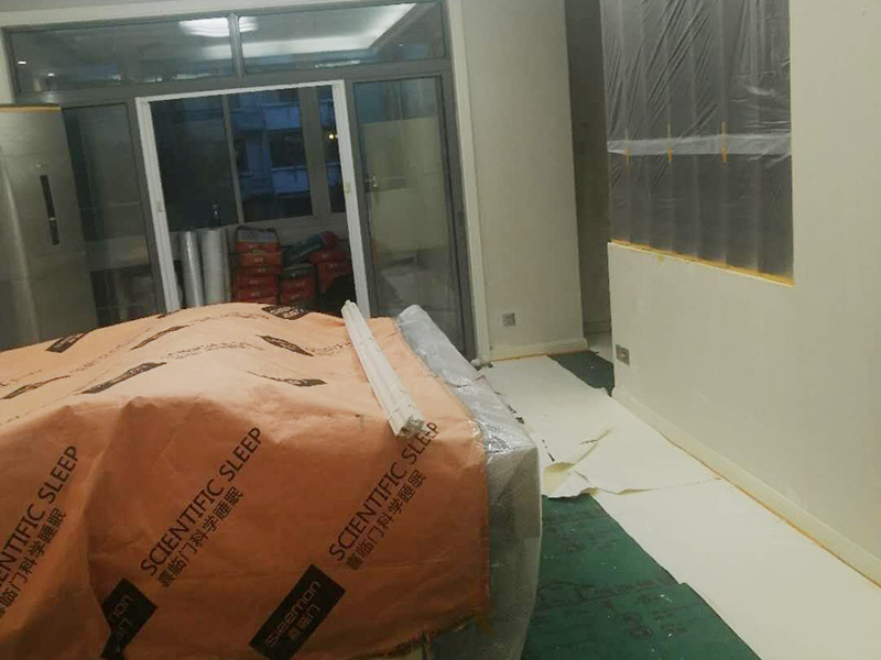 全屋舊墻紙撕除案例：1：在墻面頂部選一塊不顯眼的角落，用美工刀的刀尖將墻紙掀起。2：盡量貼近墻面，捏住墻紙的一角，試著將其從墻面上揭下。朝著自己的方向?qū)垊冸x墻面，這樣更容易揭下墻紙。 用美工刀、剃刀片或墻紙刮刀(一種專用工具，在墻紙店可以買到)，沿水平方向?qū)⑴f墻紙割開，讓溫肥皂水或墻紙剝除劑滲到墻紙的后面，軟化粘合劑，然后就可以從石膏墻上撕除或刮除墻紙了。如要噴涂墻紙剝除劑，需戴上粉刷工面罩，以免吸入化學氣體。