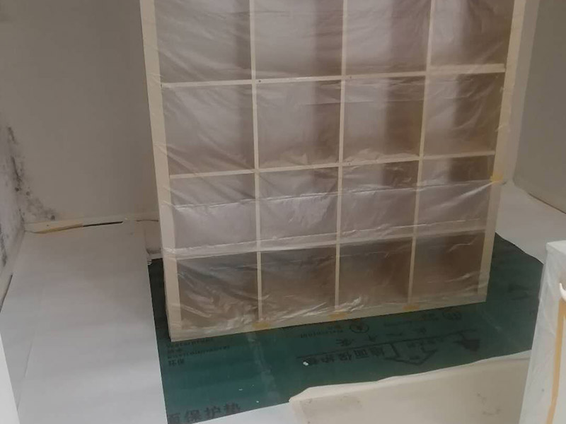 全屋舊墻紙撕除案例：1：在墻面頂部選一塊不顯眼的角落，用美工刀的刀尖將墻紙掀起。2：盡量貼近墻面，捏住墻紙的一角，試著將其從墻面上揭下。朝著自己的方向?qū)垊冸x墻面，這樣更容易揭下墻紙。 用美工刀、剃刀片或墻紙刮刀(一種專用工具，在墻紙店可以買到)，沿水平方向?qū)⑴f墻紙割開，讓溫肥皂水或墻紙剝除劑滲到墻紙的后面，軟化粘合劑，然后就可以從石膏墻上撕除或刮除墻紙了。如要噴涂墻紙剝除劑，需戴上粉刷工面罩，以免吸入化學氣體。
