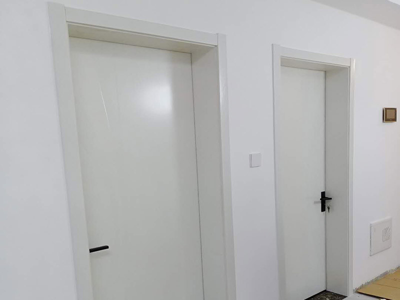臥室套裝門安裝：到工地后，先清理干凈門洞及安裝現(xiàn)場，測量好門洞尺寸，再心中計劃好安裝方式，把門扇尺寸測量好，門頂板一般比實際門洞尺寸長20-50 mm、裝門空隙6-8mm，用門頂板以門扇現(xiàn)場尺寸一邊釘2顆釘，把門框固定，把門洞的上下對角也用手唑打平。門框左右兩邊各釘四片拉片，把門框放入門洞內(nèi)，頂板中間前后各釘2片拉片。把門框放入門洞中央，兩邊分均勻，并用木屑把兩邊門框跟門洞之間的空隙，把合頁裝上門扇，注意好門扇與門框的平整度（留好線條位置），把門扇裝在固定的門框上，關(guān)好門，試好能否開關(guān)自如，門頂板是否合適，另一邊板上下是否合線，用木屑墊平門框，全部固定再試好門扇是否關(guān)開自如。