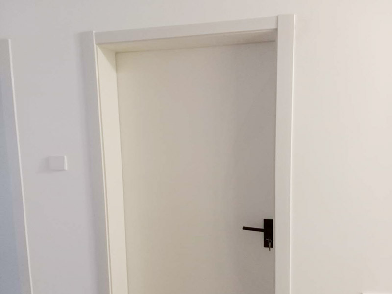 臥室套裝門安裝：到工地后，先清理干凈門洞及安裝現(xiàn)場，測量好門洞尺寸，再心中計劃好安裝方式，把門扇尺寸測量好，門頂板一般比實際門洞尺寸長20-50 mm、裝門空隙6-8mm，用門頂板以門扇現(xiàn)場尺寸一邊釘2顆釘，把門框固定，把門洞的上下對角也用手唑打平。門框左右兩邊各釘四片拉片，把門框放入門洞內(nèi)，頂板中間前后各釘2片拉片。把門框放入門洞中央，兩邊分均勻，并用木屑把兩邊門框跟門洞之間的空隙，把合頁裝上門扇，注意好門扇與門框的平整度（留好線條位置），把門扇裝在固定的門框上，關(guān)好門，試好能否開關(guān)自如，門頂板是否合適，另一邊板上下是否合線，用木屑墊平門框，全部固定再試好門扇是否關(guān)開自如。