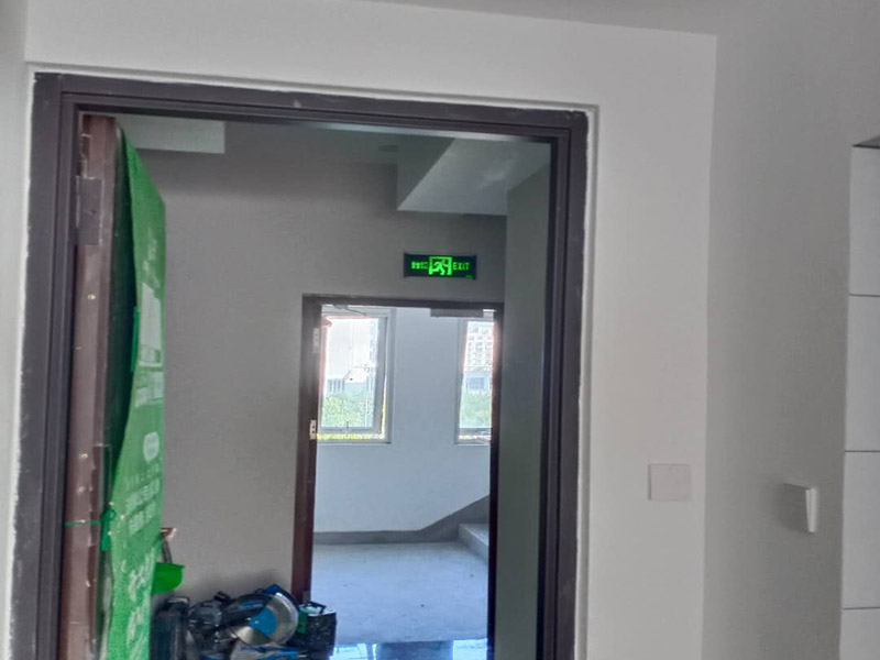 臥室套裝門安裝：到工地后，先清理干凈門洞及安裝現(xiàn)場，測量好門洞尺寸，再心中計劃好安裝方式，把門扇尺寸測量好，門頂板一般比實際門洞尺寸長20-50 mm、裝門空隙6-8mm，用門頂板以門扇現(xiàn)場尺寸一邊釘2顆釘，把門框固定，把門洞的上下對角也用手唑打平。門框左右兩邊各釘四片拉片，把門框放入門洞內(nèi)，頂板中間前后各釘2片拉片。把門框放入門洞中央，兩邊分均勻，并用木屑把兩邊門框跟門洞之間的空隙，把合頁裝上門扇，注意好門扇與門框的平整度（留好線條位置），把門扇裝在固定的門框上，關(guān)好門，試好能否開關(guān)自如，門頂板是否合適，另一邊板上下是否合線，用木屑墊平門框，全部固定再試好門扇是否關(guān)開自如。
