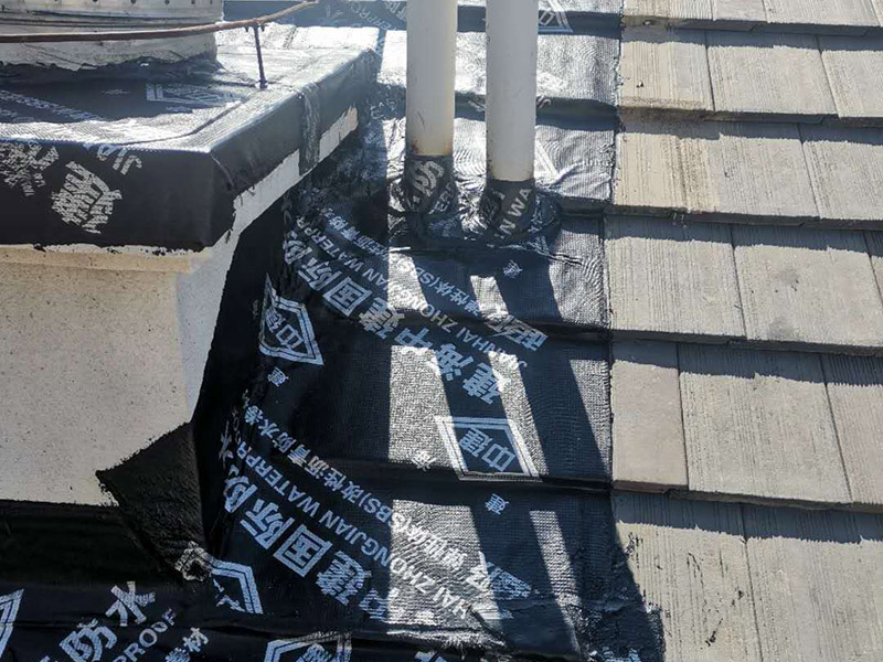 煙道漏水維修： 將煙道的兩個口（正常是四個方向開口）堵死后用防水涂料均勻涂刷好，如果還漏水的話，就從室內(nèi)使用高壓注漿機將專用水性防水涂料（此涂料與水膨脹、立馬見效）注入砼內(nèi)的毛細孔將其封死，效果相當好。 需要根治的話，那就復雜了：需要把滲水部位周圍的保溫層砸開，將原防水層破壞后，再在原砼面層上重新做防水處理。