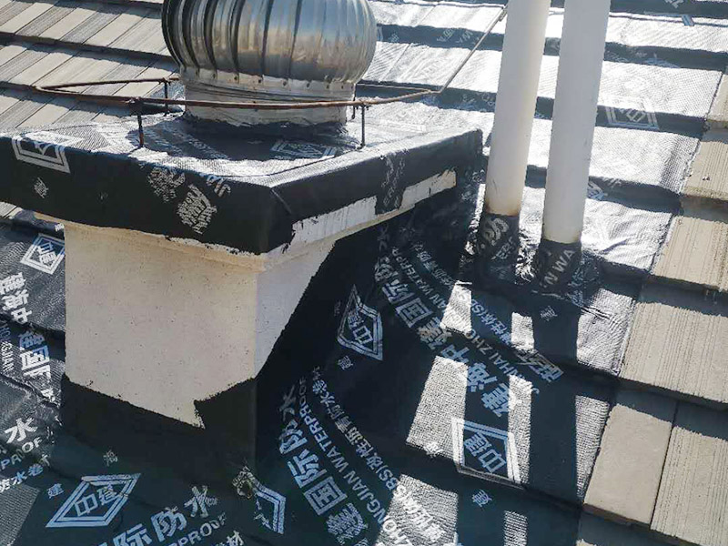 煙道漏水維修： 將煙道的兩個口（正常是四個方向開口）堵死后用防水涂料均勻涂刷好，如果還漏水的話，就從室內(nèi)使用高壓注漿機將專用水性防水涂料（此涂料與水膨脹、立馬見效）注入砼內(nèi)的毛細孔將其封死，效果相當好。 需要根治的話，那就復雜了：需要把滲水部位周圍的保溫層砸開，將原防水層破壞后，再在原砼面層上重新做防水處理。