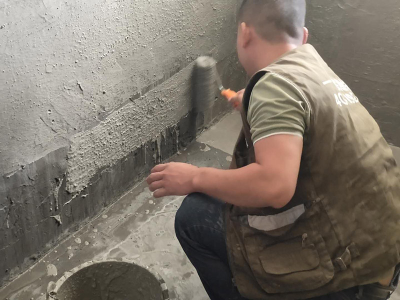 衛(wèi)生間防水工藝：1、基層處理：基層處理是衛(wèi)生間做防水的基礎(chǔ)工作，要找平地面，確保地面的平整干凈。如果地面有縫隙或者不平整的情況，后期可能會造成漏水等問題。 2、鋪貼涂料：鋪貼涂料時要做到用力均勻，不能漏刷、缺刷，避免脫落、開裂等，過于干燥的季節(jié)也不適宜做防水。涂刷的厚度小于1毫米比較好。 3、鋪保護層：做完防水涂層后一定要涂上表面防護涂料，對內(nèi)部材料起到保護的作用。鋪保護層與鋪防水涂料一樣要做到均勻、無裂痕、不脫落。 4、閉水試驗：閉水實驗是衛(wèi)生間做防水的最后一步，對防水施工進行檢查。在防水層徹底干透后，在衛(wèi)生間蓄水24小時以上，看是否有漏水等現(xiàn)象。