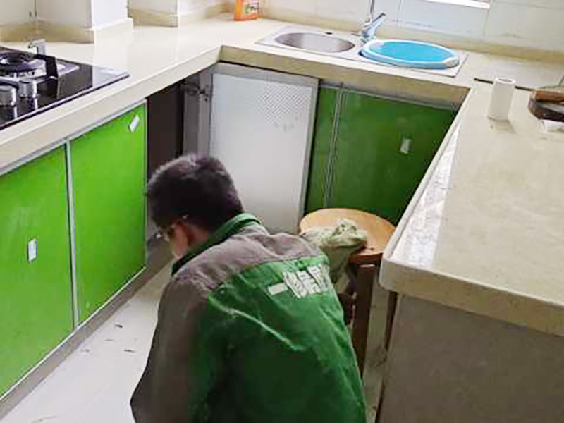 廚房局部改造：首先要固定上軌道。軌道前飾面與柜櫥表面在同一平面，上導(dǎo)軌平放在預(yù)留位置。然后，將兩扇門放入導(dǎo)軌，使用水平或垂直尺測量門框的垂直度，調(diào)整上下導(dǎo)軌位置并固定。再次檢查門體是否與兩面平行，我們可以調(diào)整底輪，調(diào)整門體，達(dá)到邊框和兩邊的水平；最后將防跳裝置固定好