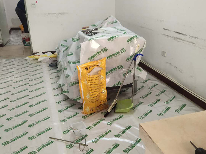 地板家具成品保護(hù)：各類裝修物料的進(jìn)場、建筑裝修垃圾的清理都必須經(jīng)過入戶門。在對物品進(jìn)行搬運(yùn)時(shí)，難免會與入戶門發(fā)生磕碰及摩擦。水電改造是基礎(chǔ)裝修，水電裝修的質(zhì)量好壞，直接決定著后期的施工和使用。因此，在進(jìn)行水電改造時(shí)，同樣需要做好成品保護(hù)工作。水電改造完成后，應(yīng)當(dāng)對各種管線進(jìn)行規(guī)范的固定，以防脫落;對裸露的線頭要進(jìn)行包裹，以防發(fā)生觸電的危險(xiǎn);做好地面裸線管的固定和保護(hù)，防止被踩壞。同時(shí)，在搬運(yùn)物料時(shí)，也不要破壞地面鋪設(shè)的管線。進(jìn)行裝修施工時(shí)，磁環(huán)邊鋪邊勾縫，在崗鋪設(shè)的瓷磚、地板上堆放雜物、走動踩踏，地板沒有使用成品保護(hù)膜覆蓋等都會影響瓷磚及地板的鋪貼效果，使瓷磚出現(xiàn)施工質(zhì)量問題。