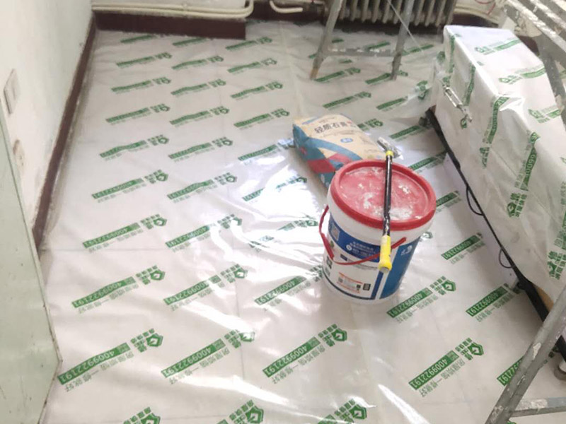 地板家具成品保護(hù)：各類裝修物料的進(jìn)場、建筑裝修垃圾的清理都必須經(jīng)過入戶門。在對物品進(jìn)行搬運(yùn)時(shí)，難免會與入戶門發(fā)生磕碰及摩擦。水電改造是基礎(chǔ)裝修，水電裝修的質(zhì)量好壞，直接決定著后期的施工和使用。因此，在進(jìn)行水電改造時(shí)，同樣需要做好成品保護(hù)工作。水電改造完成后，應(yīng)當(dāng)對各種管線進(jìn)行規(guī)范的固定，以防脫落;對裸露的線頭要進(jìn)行包裹，以防發(fā)生觸電的危險(xiǎn);做好地面裸線管的固定和保護(hù)，防止被踩壞。同時(shí)，在搬運(yùn)物料時(shí)，也不要破壞地面鋪設(shè)的管線。進(jìn)行裝修施工時(shí)，磁環(huán)邊鋪邊勾縫，在崗鋪設(shè)的瓷磚、地板上堆放雜物、走動踩踏，地板沒有使用成品保護(hù)膜覆蓋等都會影響瓷磚及地板的鋪貼效果，使瓷磚出現(xiàn)施工質(zhì)量問題。