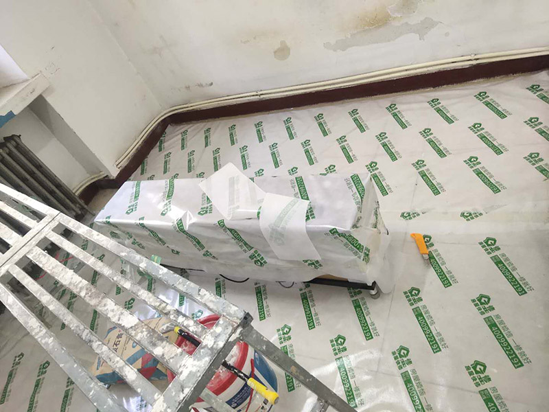 地板家具成品保護(hù)：各類裝修物料的進(jìn)場、建筑裝修垃圾的清理都必須經(jīng)過入戶門。在對物品進(jìn)行搬運(yùn)時(shí)，難免會與入戶門發(fā)生磕碰及摩擦。水電改造是基礎(chǔ)裝修，水電裝修的質(zhì)量好壞，直接決定著后期的施工和使用。因此，在進(jìn)行水電改造時(shí)，同樣需要做好成品保護(hù)工作。水電改造完成后，應(yīng)當(dāng)對各種管線進(jìn)行規(guī)范的固定，以防脫落;對裸露的線頭要進(jìn)行包裹，以防發(fā)生觸電的危險(xiǎn);做好地面裸線管的固定和保護(hù)，防止被踩壞。同時(shí)，在搬運(yùn)物料時(shí)，也不要破壞地面鋪設(shè)的管線。進(jìn)行裝修施工時(shí)，磁環(huán)邊鋪邊勾縫，在崗鋪設(shè)的瓷磚、地板上堆放雜物、走動踩踏，地板沒有使用成品保護(hù)膜覆蓋等都會影響瓷磚及地板的鋪貼效果，使瓷磚出現(xiàn)施工質(zhì)量問題。